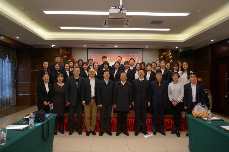 11.张弓副总裁同教职员工合影.jpg 11.张弓副总裁同教职员工合影.jpg