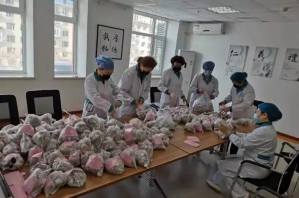 03.中医科为居民赶制预防性中药茶包_副本.jpg 03.中医科为居民赶制预防性中药茶包_副本.jpg