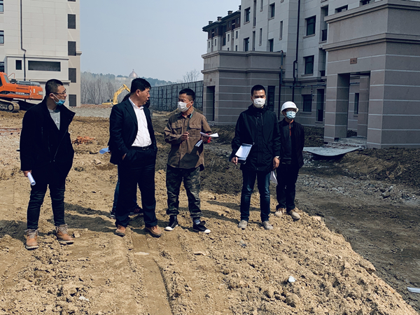 18.园林公司总经理牛树威带队检查.jpg 18.园林公司总经理牛树威带队检查.jpg