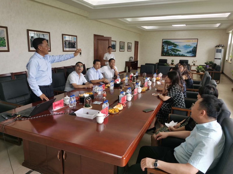 1.杨柏明董事长向考察团介绍农业研究成果.jpg 1.杨柏明董事长向考察团介绍农业研究成果.jpg