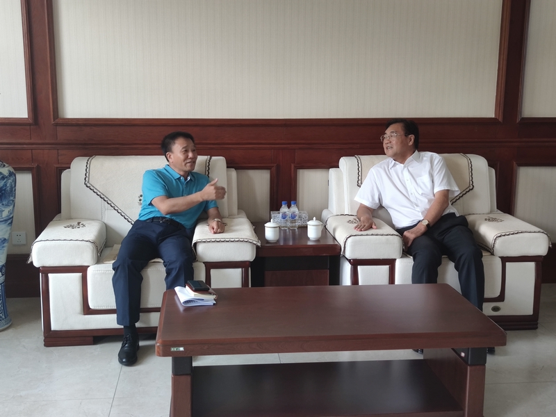 3.王岩董事长同尤占福局长举行会谈.jpg 3.王岩董事长同尤占福局长举行会谈.jpg