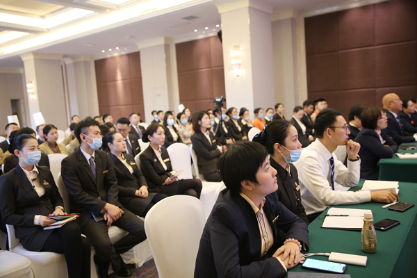 9.酒店家人认真聆听_副本.jpg 9.酒店家人认真聆听_副本.jpg