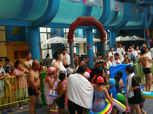 11.变脸表演吸引顾客目光_副本.jpg 11.变脸表演吸引顾客目光_副本.jpg