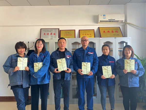 10.新城总公司为员工发放选读书籍_副本.jpg 10.新城总公司为员工发放选读书籍_副本.jpg