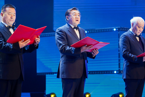 18.王岩董事长参加晚会节目录制_副本.jpg 18.王岩董事长参加晚会节目录制_副本.jpg