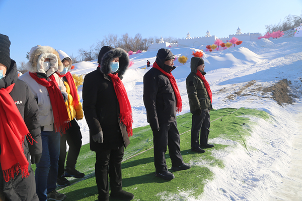 21.集团副董事长马秉臣等领导视察雪场_副本.jpg 21.集团副董事长马秉臣等领导视察雪场_副本.jpg