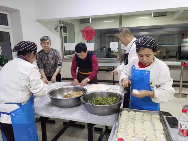 17.奚丙春总经理除夕夜为在岗家人包饺子_副本.jpg 17.奚丙春总经理除夕夜为在岗家人包饺子_副本.jpg