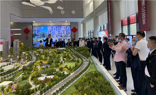 18.吉林省政企考察团参观项目沙盘_副本.jpg 18.吉林省政企考察团参观项目沙盘_副本.jpg