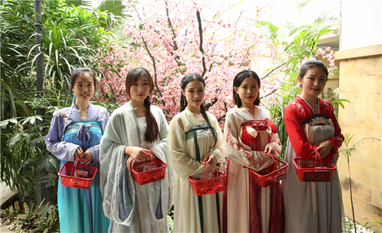 3.酒店员工装扮成“草莓仙子”烘托活动氛围_副本.png 3.酒店员工装扮成“草莓仙子”烘托活动氛围_副本.png