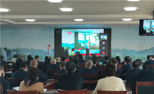 19.物业公司总经理岳奇上台讲话_副本.jpg 19.物业公司总经理岳奇上台讲话_副本.jpg