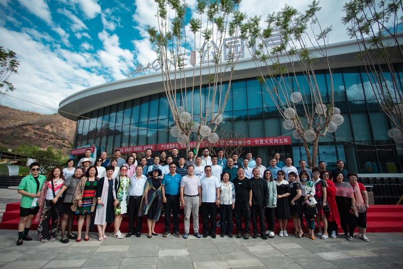 23企业家考察团在国信睿德公园1号前合影.jpg 23企业家考察团在国信睿德公园1号前合影.jpg