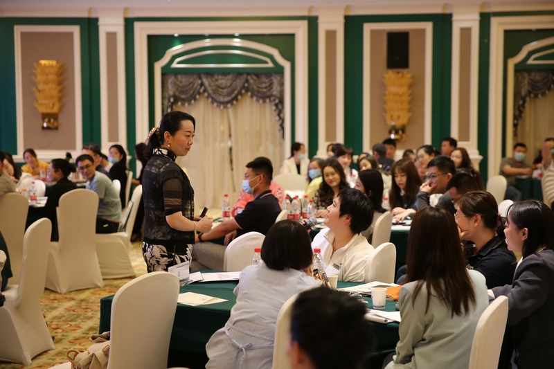 19.培训营内学员正在与老师互动交流.jpg 19.培训营内学员正在与老师互动交流.jpg