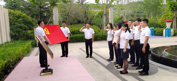 20.党员面向党旗宣誓.jpg 20.党员面向党旗宣誓.jpg