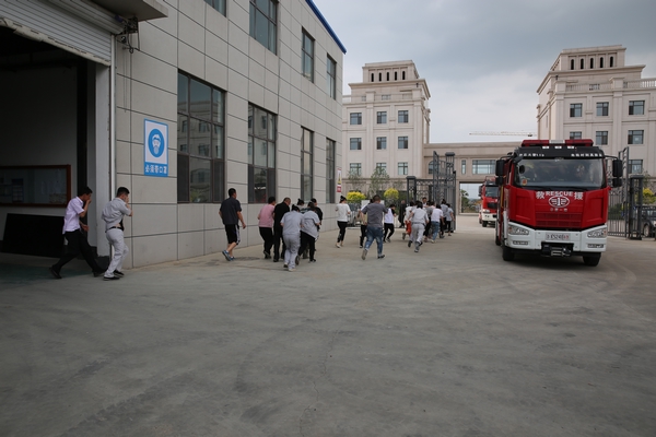 18.员工紧捂口鼻模拟撤离失火现场.jpg 18.员工紧捂口鼻模拟撤离失火现场.jpg