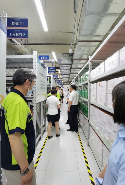 16.药业公司家人观摩库房存储区.jpg 16.药业公司家人观摩库房存储区.jpg