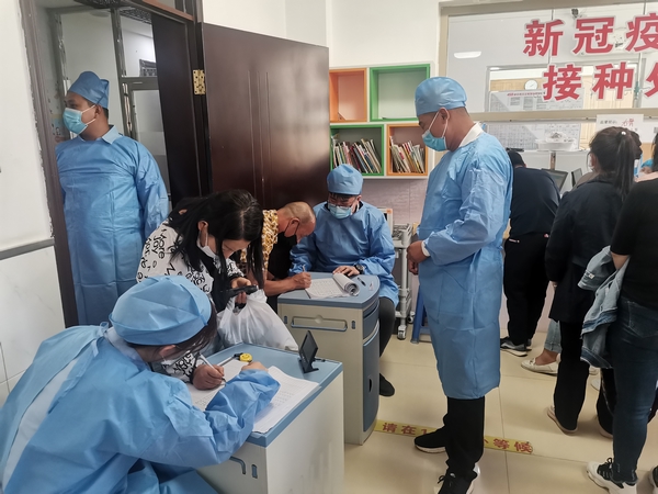 9.四位家人身穿防护服有序开展工作.jpg 9.四位家人身穿防护服有序开展工作.jpg