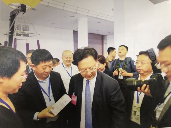 25.书中刊登侯正发总经理的照片.jpg 25.书中刊登侯正发总经理的照片.jpg