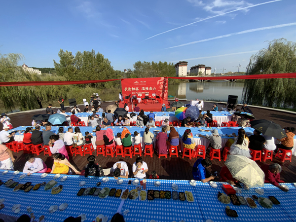 15.国信·南山举办首届南山业主长街宴活动.jpg 15.国信·南山举办首届南山业主长街宴活动.jpg