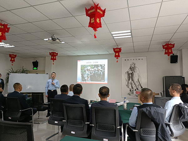 13.岳奇董事长作企业转型战前动员.jpg 13.岳奇董事长作企业转型战前动员.jpg