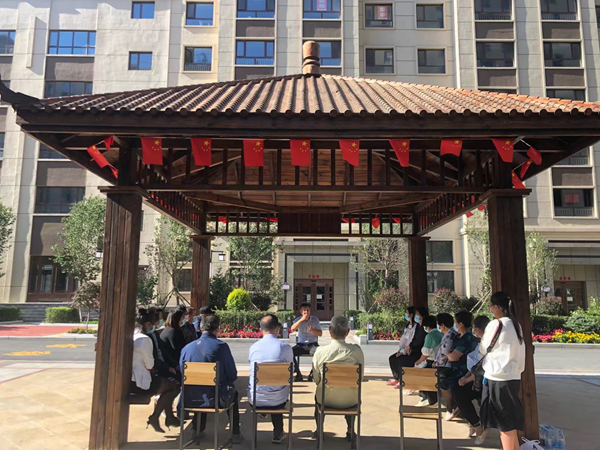 3.小区业主围坐亭下聆听英雄事迹.jpg 3.小区业主围坐亭下聆听英雄事迹.jpg