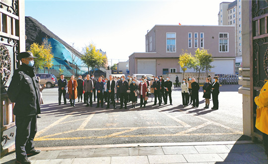 7.敦化市一行领导考察国信鸿博居_副本.jpg 7.敦化市一行领导考察国信鸿博居_副本.jpg