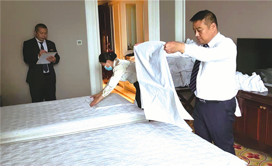 11.酒店公司开展客房服务专项培训_副本.jpg 11.酒店公司开展客房服务专项培训_副本.jpg