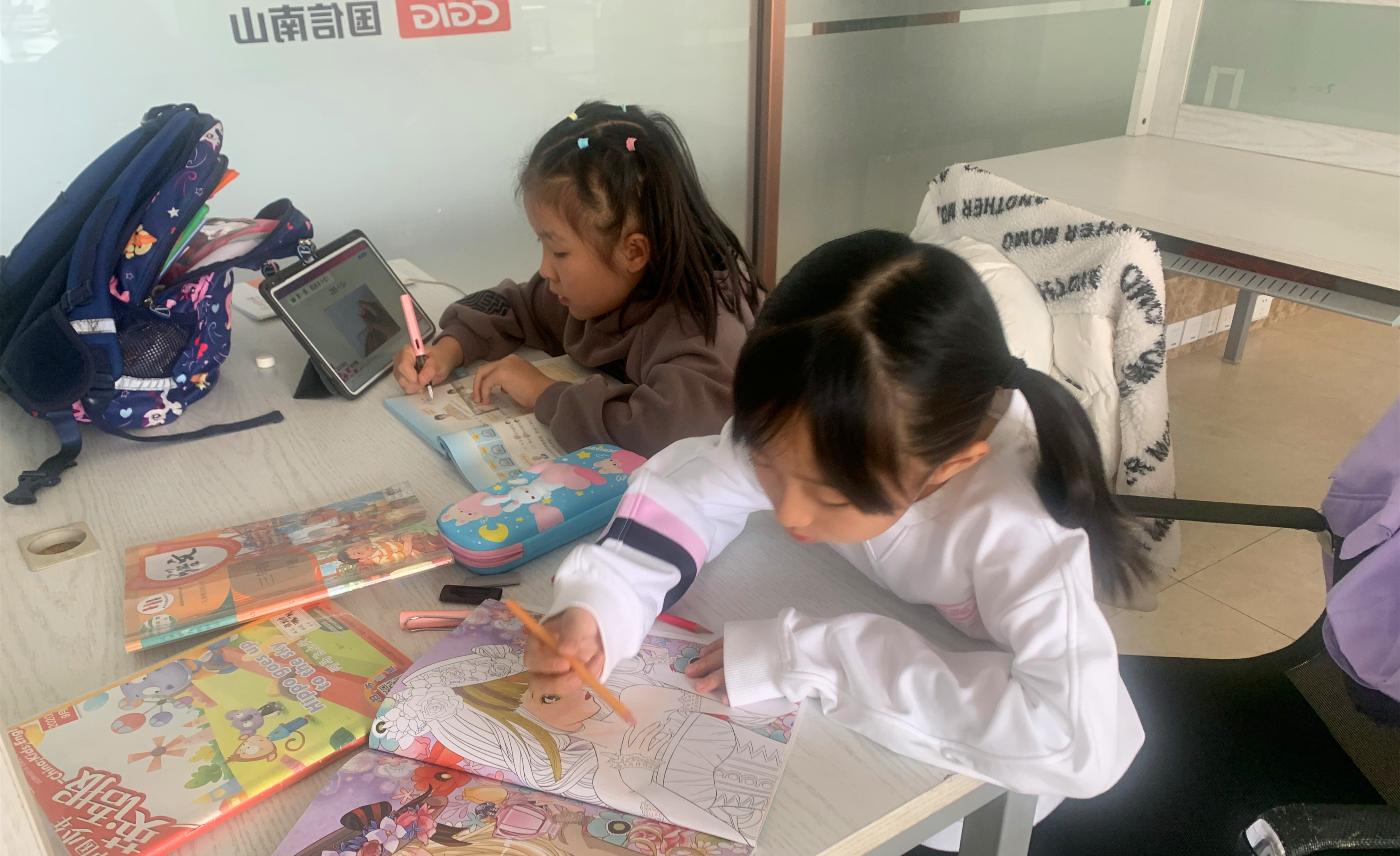 2.员工将孩子带至公司照顾_副本.jpg 2.员工将孩子带至公司照顾_副本.jpg