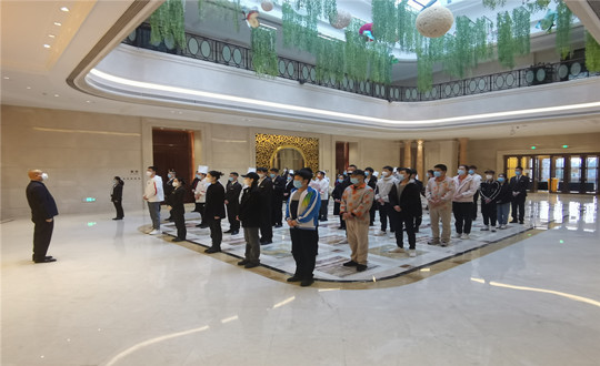 09 酒店公司总经理沈祥组织在岗员工布置工作_副本.jpg 09 酒店公司总经理沈祥组织在岗员工布置工作_副本.jpg