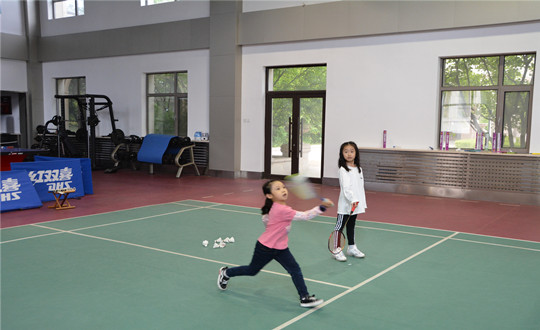 4 南山总公司为员工孩子提供娱乐场地_副本.jpg 4 南山总公司为员工孩子提供娱乐场地_副本.jpg