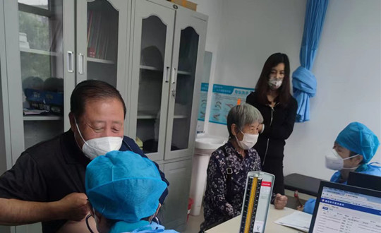 23. 健康公司返聘专家出诊接待患者_副本.jpg 23. 健康公司返聘专家出诊接待患者_副本.jpg