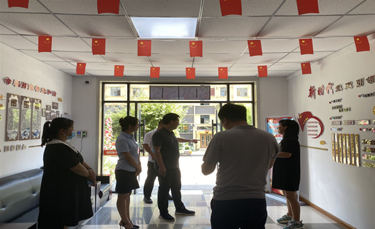 12. 相关领导到鸿博居小区视察指导_副本.jpg 12. 相关领导到鸿博居小区视察指导_副本.jpg