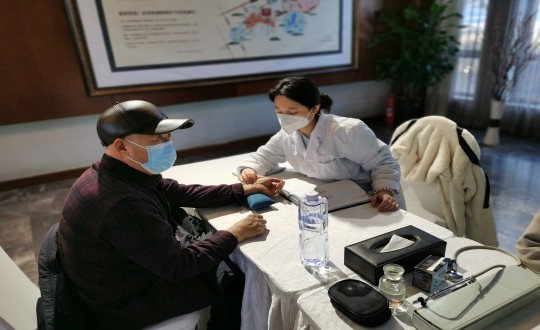 1.南山总公司联合药业公司为业主提供义诊服务_副本.jpg 1.南山总公司联合药业公司为业主提供义诊服务_副本.jpg