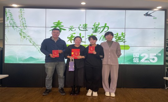 5.解总与运营管理中心一季度“履职担当奖”员工合影_副本.jpg 5.解总与运营管理中心一季度“履职担当奖”员工合影_副本.jpg