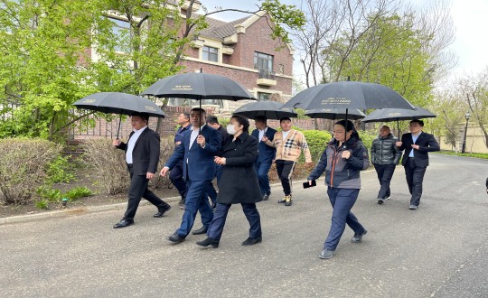 17.保利物业观摩团参观国信·美邑园区_副本.jpg 17.保利物业观摩团参观国信·美邑园区_副本.jpg