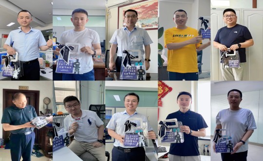 4.收到父亲节礼物的集团本部男性员工留影_副本.jpg 4.收到父亲节礼物的集团本部男性员工留影_副本.jpg