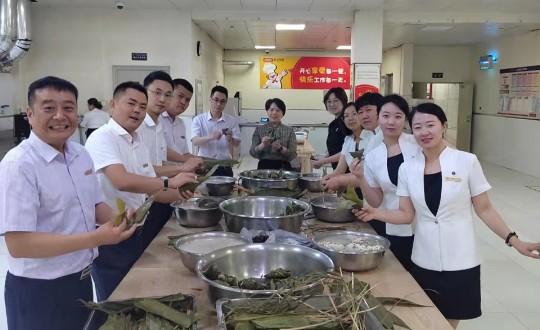 28.酒店公司端午节“包粽子”活动现场_副本.jpg 28.酒店公司端午节“包粽子”活动现场_副本.jpg