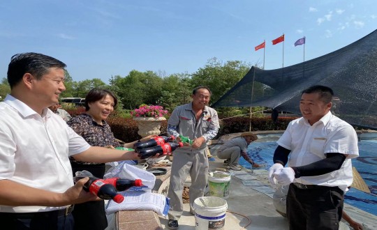 29.酒店公司领导为高温岗位一线员工发放降温福利_副本.jpg 29.酒店公司领导为高温岗位一线员工发放降温福利_副本.jpg