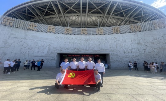 13.康养地产公司全体党员“七一”主题活动合影留念_副本.jpg 13.康养地产公司全体党员“七一”主题活动合影留念_副本.jpg