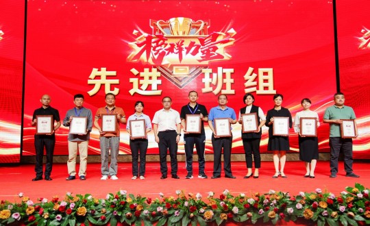 18.酒店公司温泉浴区领班于光辉荣获“榜样力量”服务明星_副本.jpg 18.酒店公司温泉浴区领班于光辉荣获“榜样力量”服务明星_副本.jpg