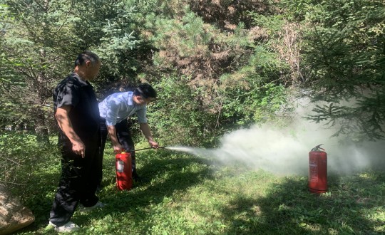 2.南山总公司在安全大排查工作中对灭火器进行逐一检查_副本.jpg 2.南山总公司在安全大排查工作中对灭火器进行逐一检查_副本.jpg