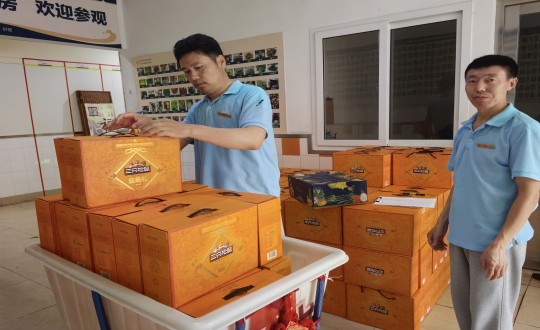 20.酒店公司为员工发放中秋福利_副本.jpg 20.酒店公司为员工发放中秋福利_副本.jpg