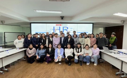 1.人力系统全员合影留念(纸刊用)_副本.jpg 1.人力系统全员合影留念(纸刊用)_副本.jpg