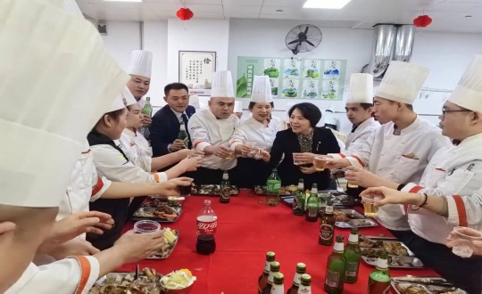 12.李琼华总经理带队与坚守岗位员工举杯共庆除夕佳节_副本.jpg 12.李琼华总经理带队与坚守岗位员工举杯共庆除夕佳节_副本.jpg