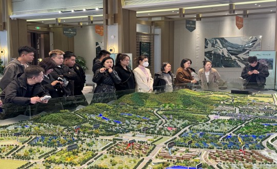 1.南山温泉城项目置业顾问为渠道经纪人讲解项目价值点_副本.jpg 1.南山温泉城项目置业顾问为渠道经纪人讲解项目价值点_副本.jpg