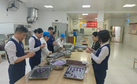 26.酒店公司组织包青团活动_副本.jpg 26.酒店公司组织包青团活动_副本.jpg