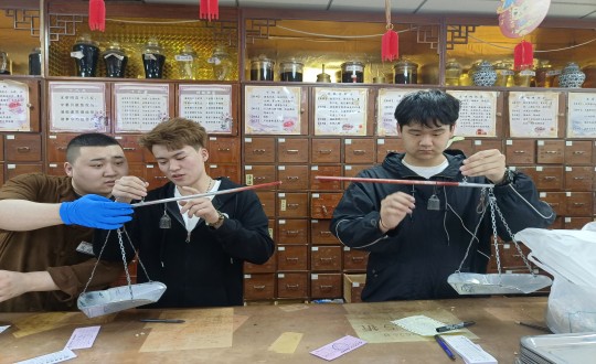 23.白城医专国信健康产业学院学生到药业公司实践学习_副本.jpg 23.白城医专国信健康产业学院学生到药业公司实践学习_副本.jpg