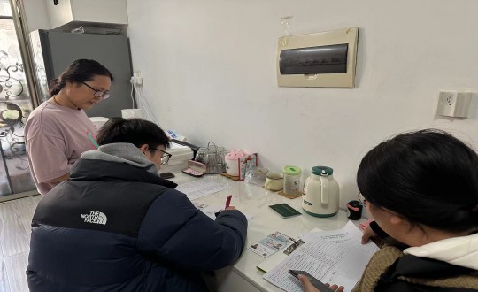 22.健康产业集团居家事业部工作人员上门介绍“长护险”服务_副本.jpg 22.健康产业集团居家事业部工作人员上门介绍“长护险”服务_副本.jpg