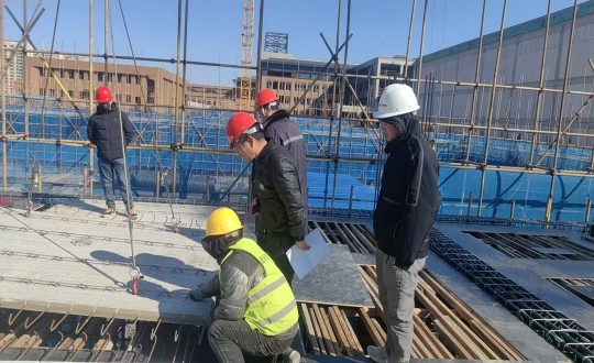 6.装配式总公司技术员在惠泽高中工地现场核查叠合板尺寸与点位偏差问题_副本.jpg 6.装配式总公司技术员在惠泽高中工地现场核查叠合板尺寸与点位偏差问题_副本.jpg