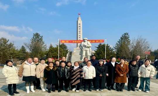 9.物业总公司敦化项目党员参加清明节祭扫活动_副本.jpg 9.物业总公司敦化项目党员参加清明节祭扫活动_副本.jpg