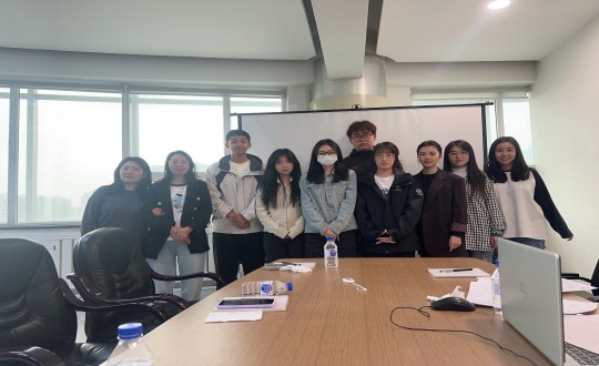 24.长春大学学子与国信健康产业集团居家事业部员工合影留念_副本.jpg 24.长春大学学子与国信健康产业集团居家事业部员工合影留念_副本.jpg